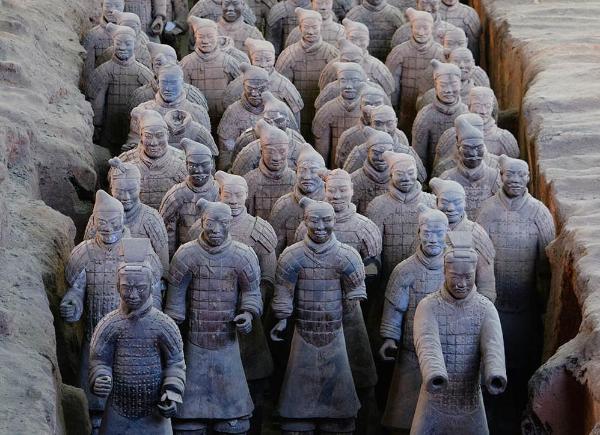 Terra cotta Chinese soldier statues lined up in rows